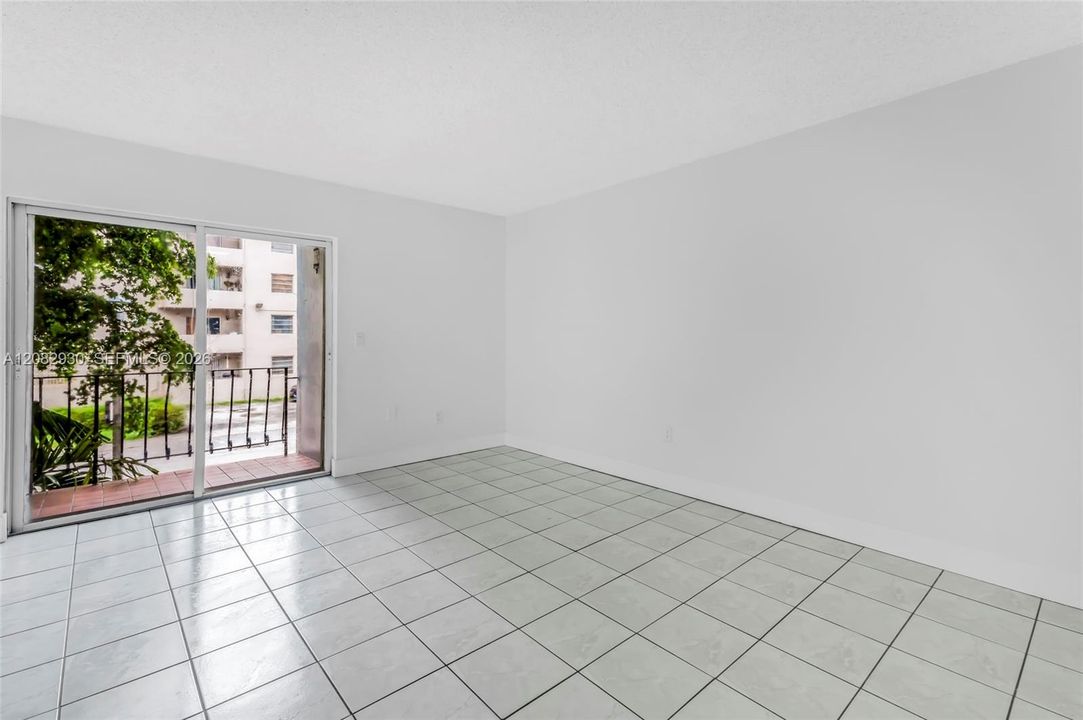 For Sale: $215,000 (2 beds, 1 baths, 855 Square Feet)