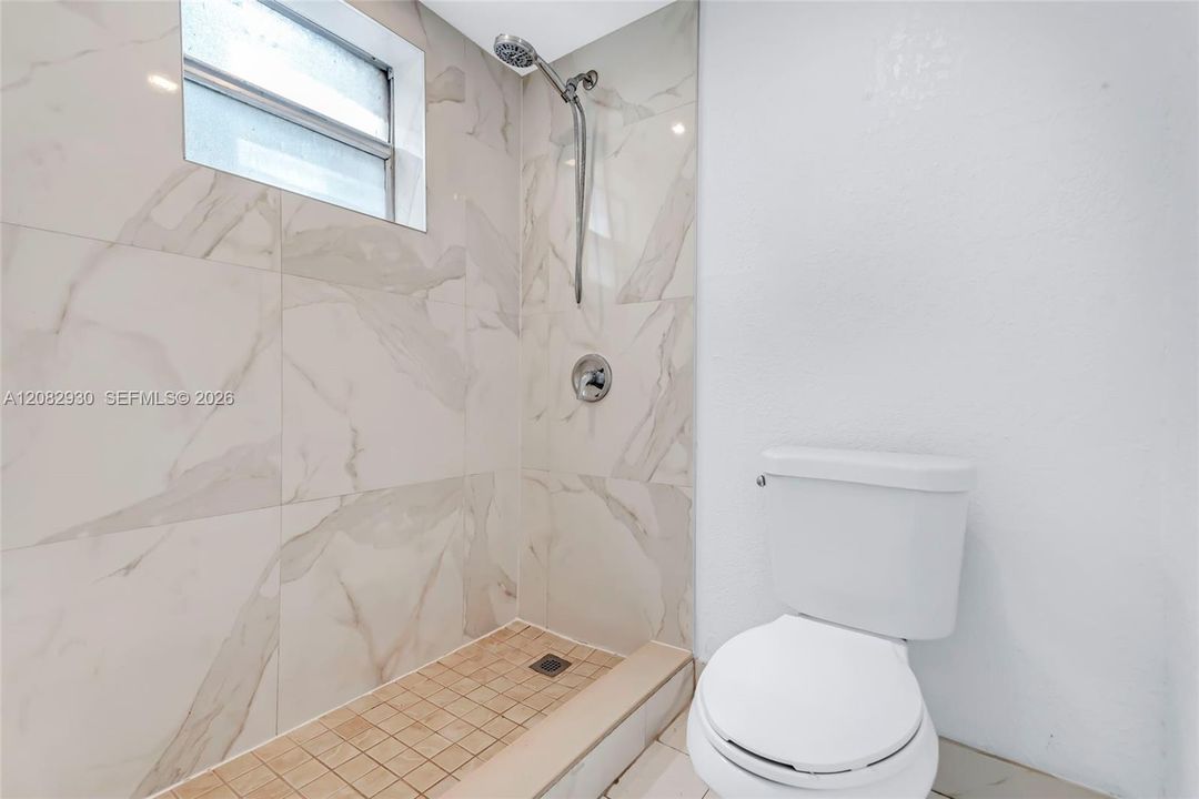 For Sale: $215,000 (2 beds, 1 baths, 855 Square Feet)