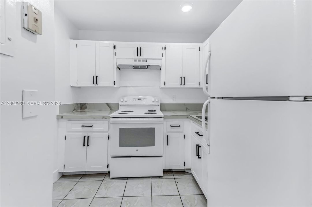 For Sale: $215,000 (2 beds, 1 baths, 855 Square Feet)