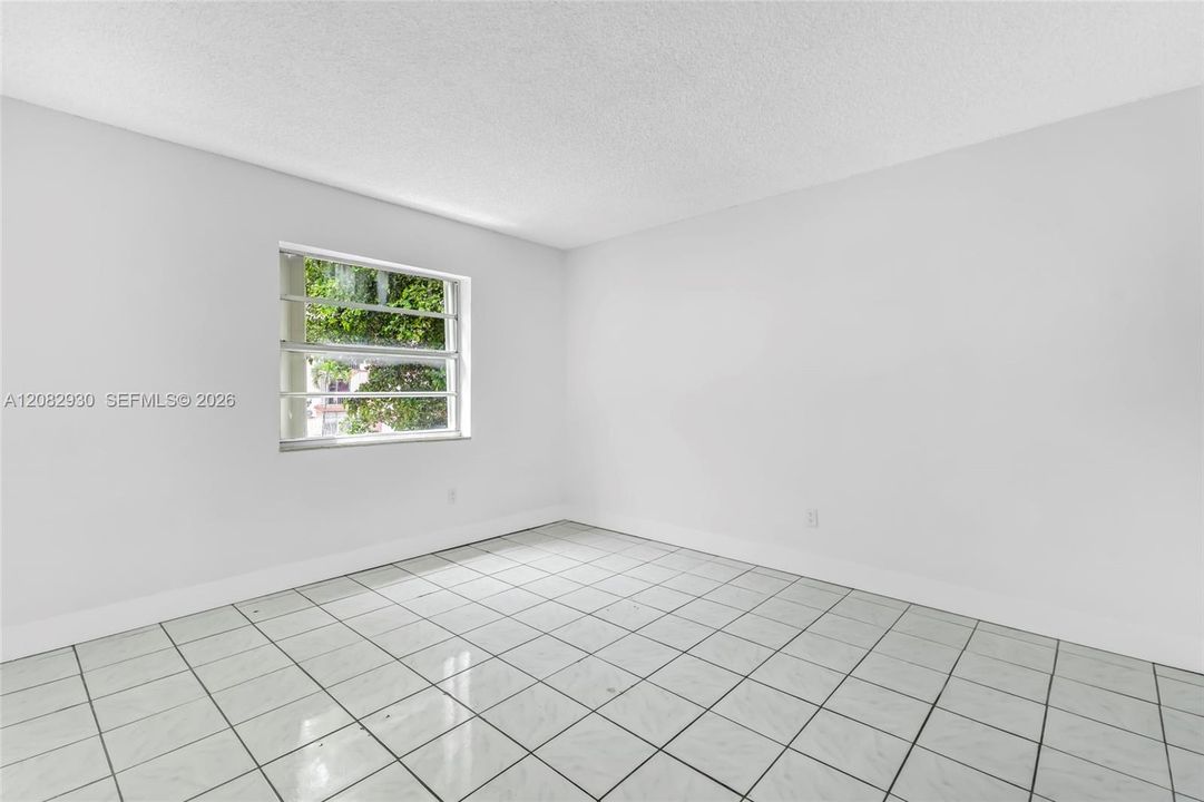 For Sale: $215,000 (2 beds, 1 baths, 855 Square Feet)