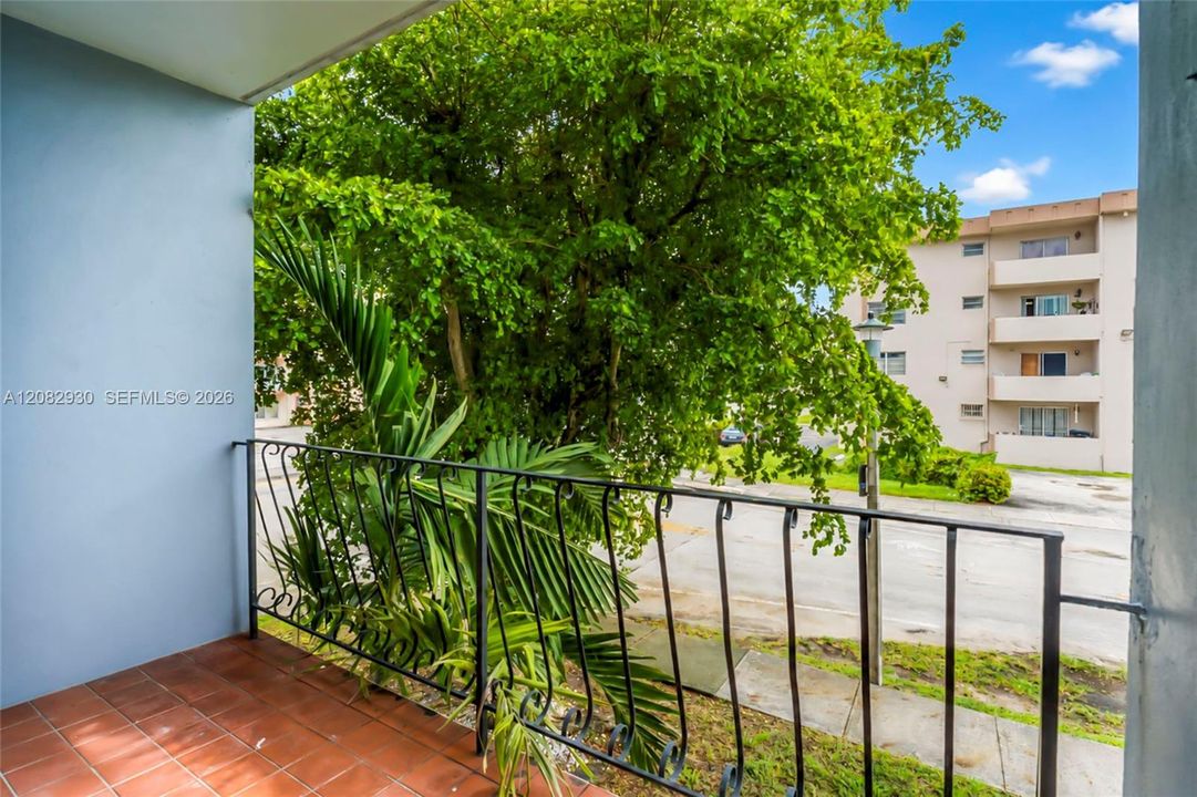 For Sale: $215,000 (2 beds, 1 baths, 855 Square Feet)