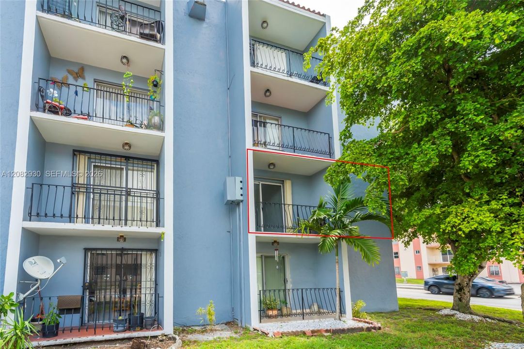 For Sale: $215,000 (2 beds, 1 baths, 855 Square Feet)