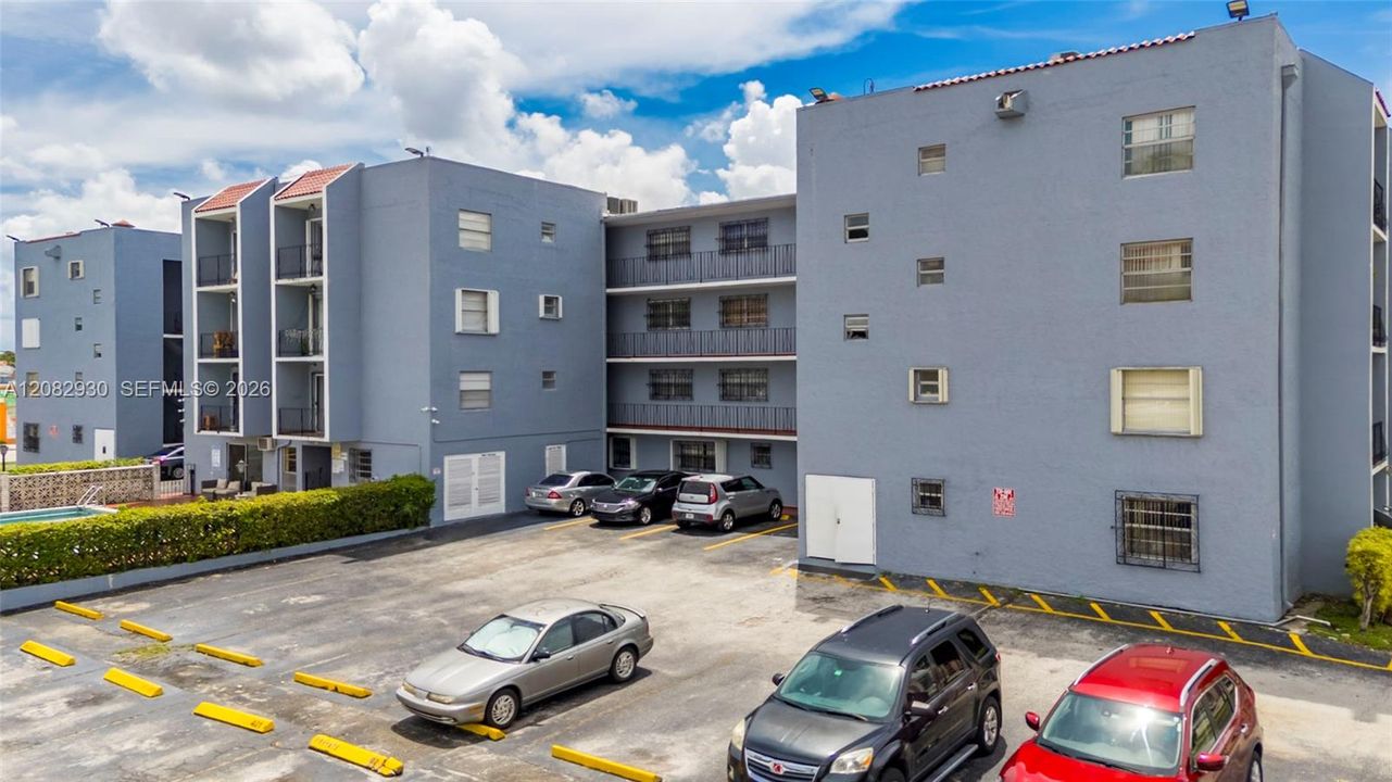 For Sale: $215,000 (2 beds, 1 baths, 855 Square Feet)