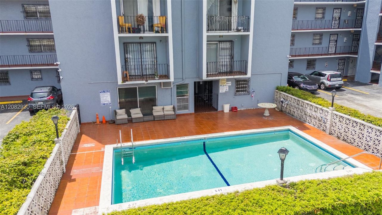 For Sale: $215,000 (2 beds, 1 baths, 855 Square Feet)