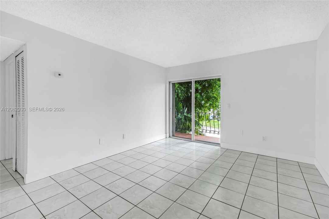 For Sale: $215,000 (2 beds, 1 baths, 855 Square Feet)