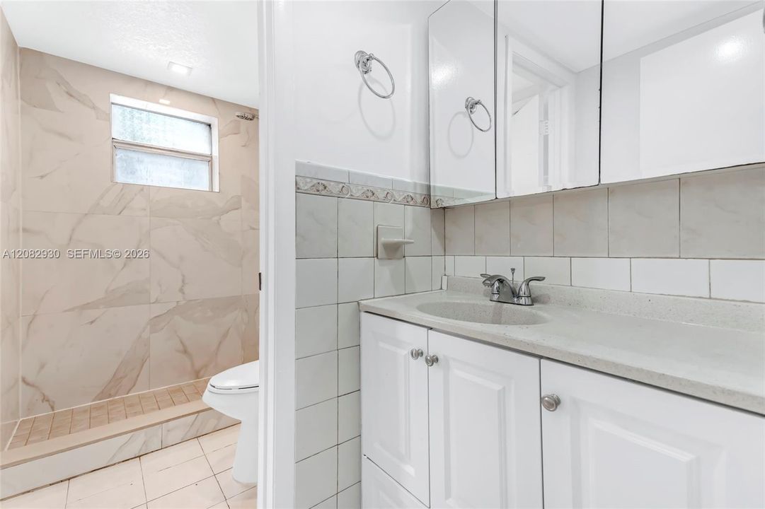 For Sale: $215,000 (2 beds, 1 baths, 855 Square Feet)