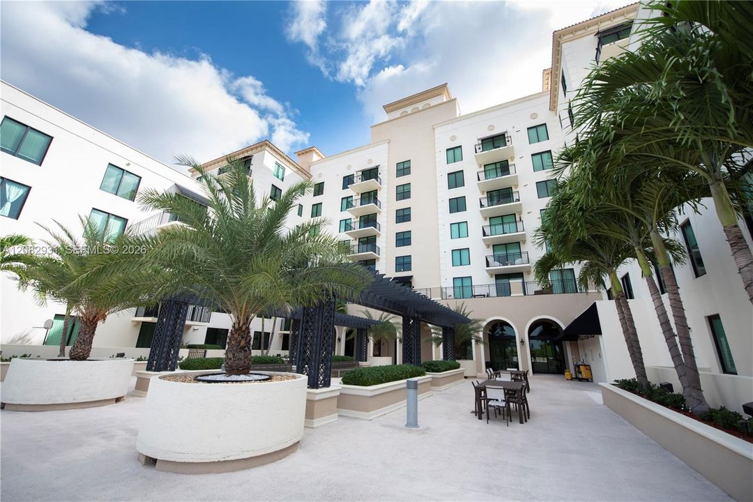 For Rent: $4,100 (2 beds, 2 baths, 1171 Square Feet)