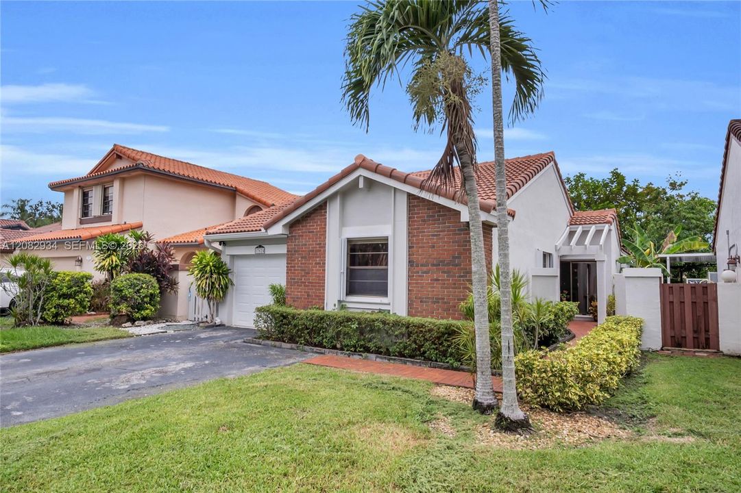 1 story single family home with 1 car garage
