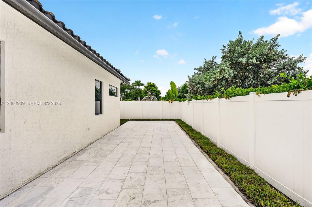 For Sale: $1,229,000 (6 beds, 4 baths, 3283 Square Feet)
