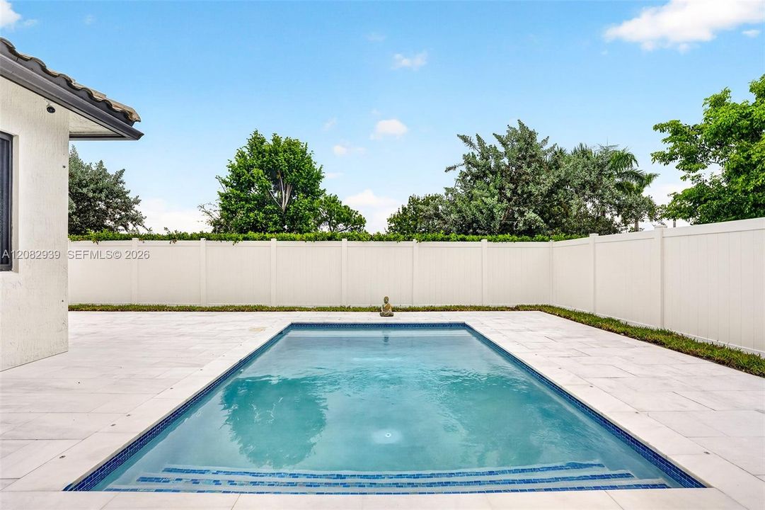 For Sale: $1,229,000 (6 beds, 4 baths, 3283 Square Feet)