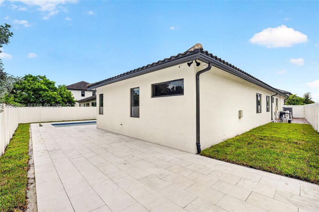 For Sale: $1,229,000 (6 beds, 4 baths, 3283 Square Feet)