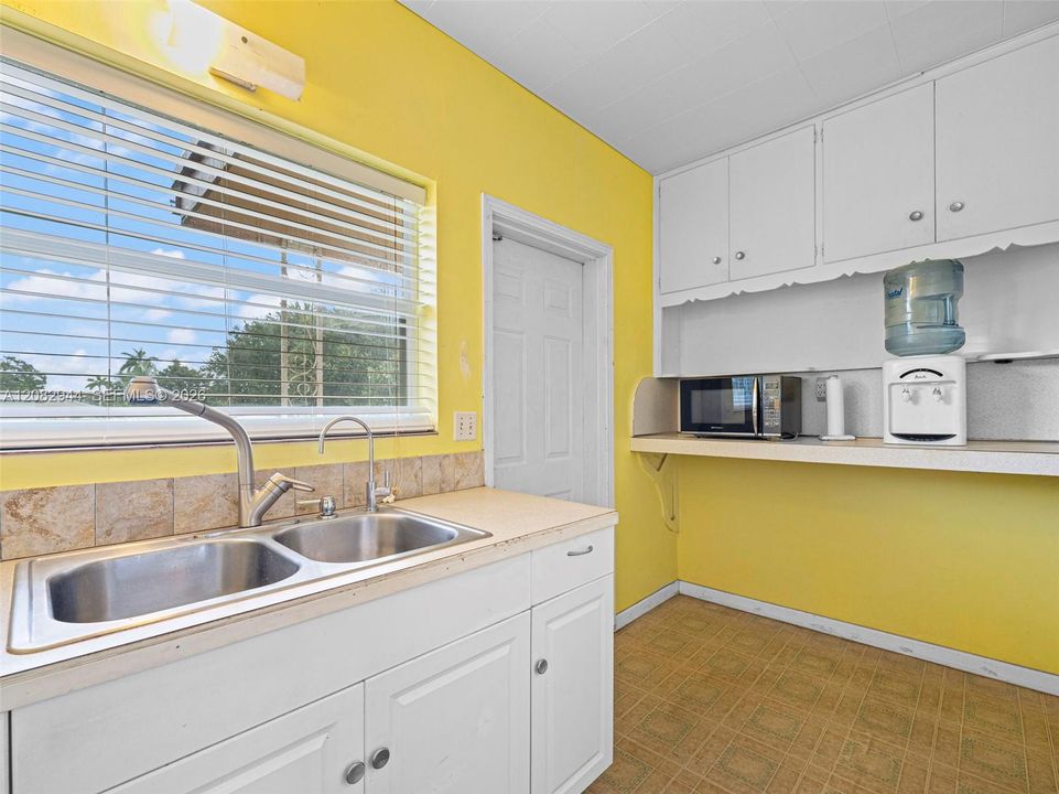 For Sale: $730,000 (2 beds, 2 baths, 1313 Square Feet)