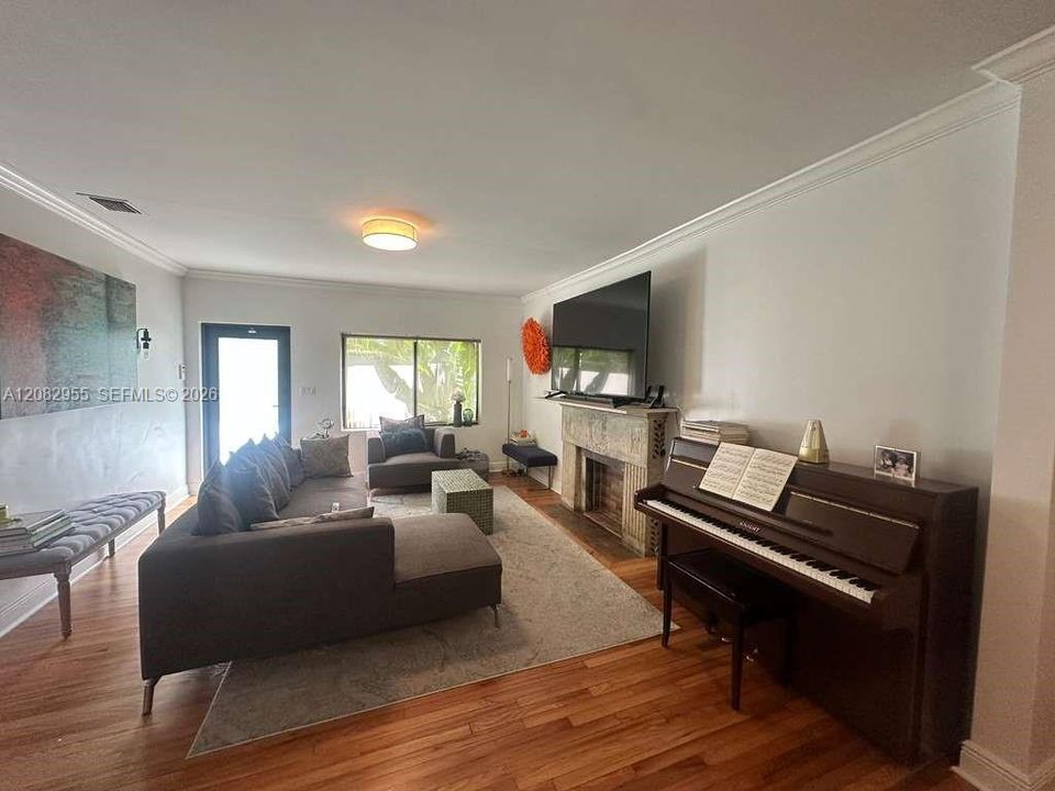 For Rent: $6,500 (3 beds, 2 baths, 1434 Square Feet)