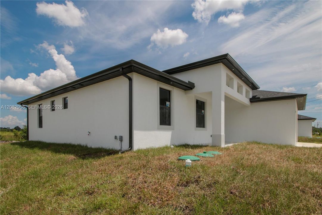 For Sale: $349,000 (3 beds, 3 baths, 1714 Square Feet)