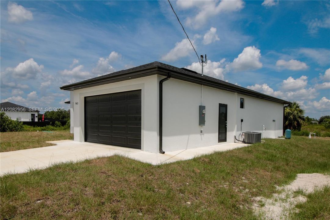 For Sale: $349,000 (3 beds, 3 baths, 1714 Square Feet)