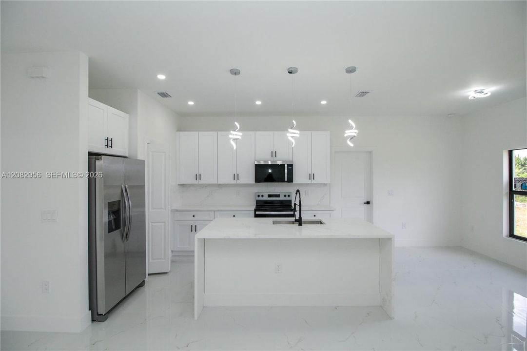 For Sale: $349,000 (3 beds, 3 baths, 1714 Square Feet)