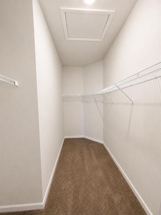 Closet 876-476e-a315-3d357b29c696