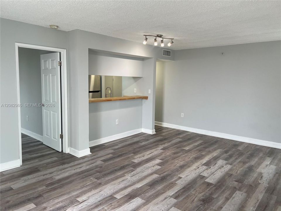 For Rent: $2,650 (2 beds, 2 baths, 914 Square Feet)