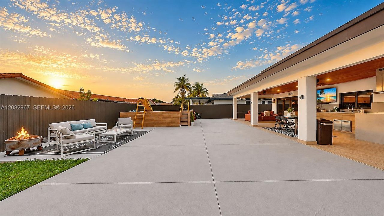 Active With Contract: $879,000 (4 beds, 3 baths, 2069 Square Feet)