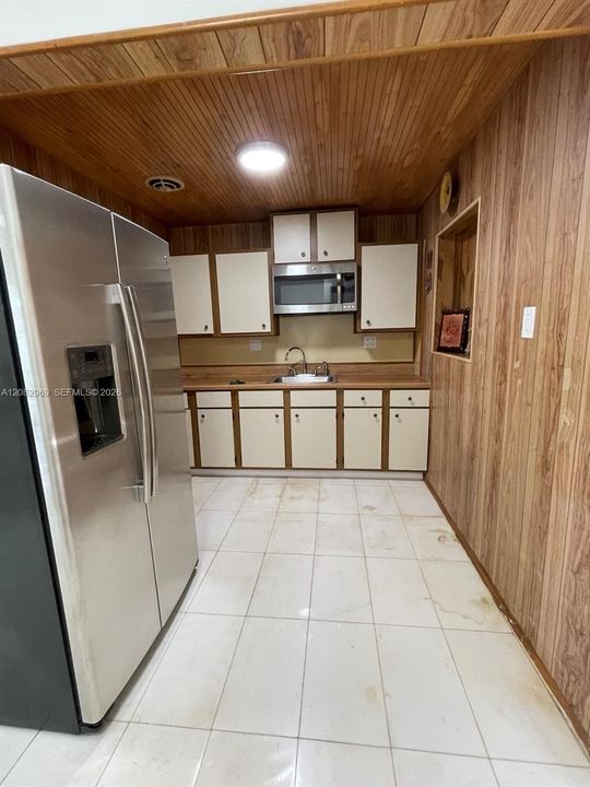 На продажу: $399,999 (4 спален, 1 ванн, 997 Квадратных фут)