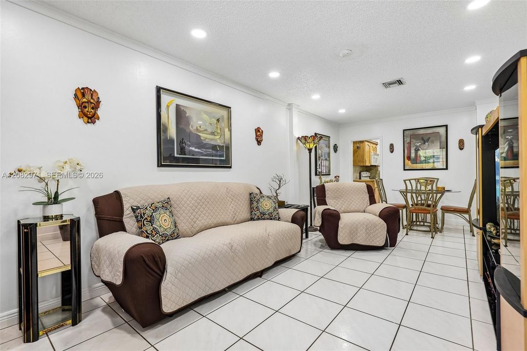En Venta: $745,000 (3 camas, 2 baños, 1357 Pies cuadrados)