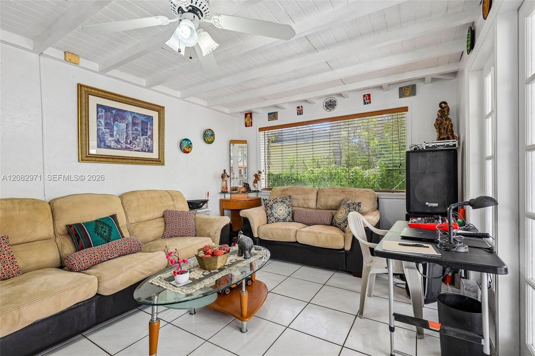 En Venta: $745,000 (3 camas, 2 baños, 1357 Pies cuadrados)
