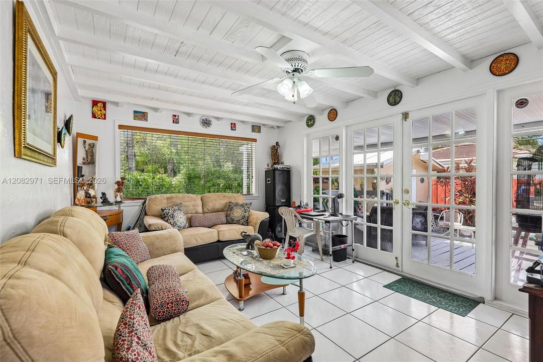En Venta: $745,000 (3 camas, 2 baños, 1357 Pies cuadrados)