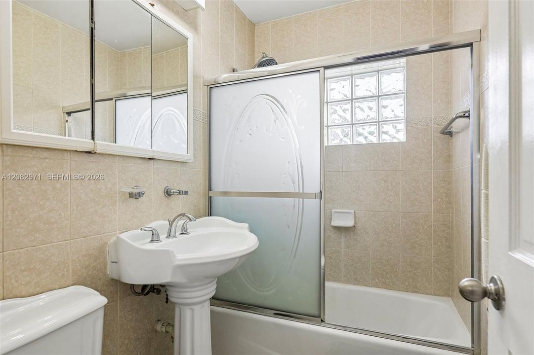 En Venta: $745,000 (3 camas, 2 baños, 1357 Pies cuadrados)
