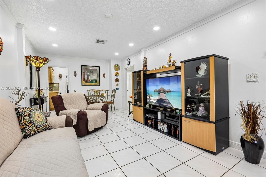 En Venta: $745,000 (3 camas, 2 baños, 1357 Pies cuadrados)