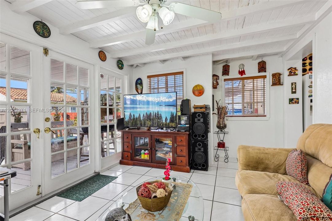 En Venta: $745,000 (3 camas, 2 baños, 1357 Pies cuadrados)