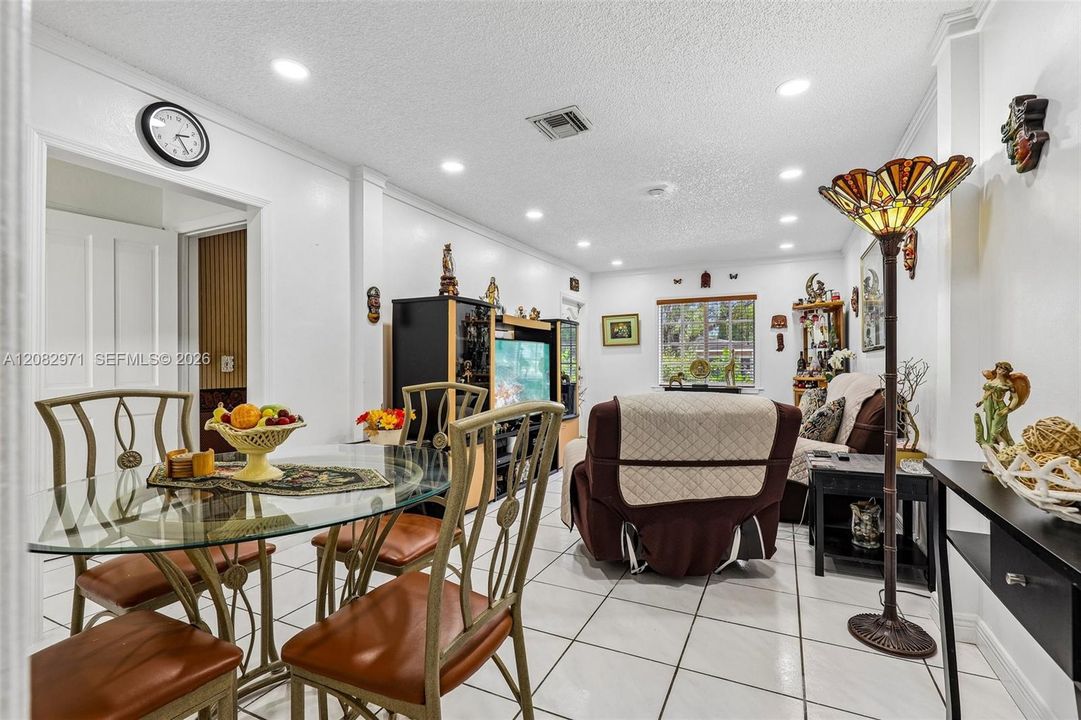 En Venta: $745,000 (3 camas, 2 baños, 1357 Pies cuadrados)