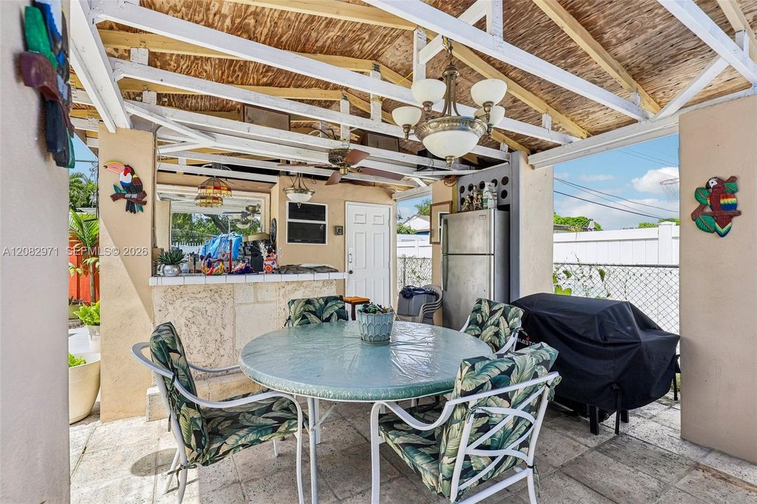 En Venta: $745,000 (3 camas, 2 baños, 1357 Pies cuadrados)
