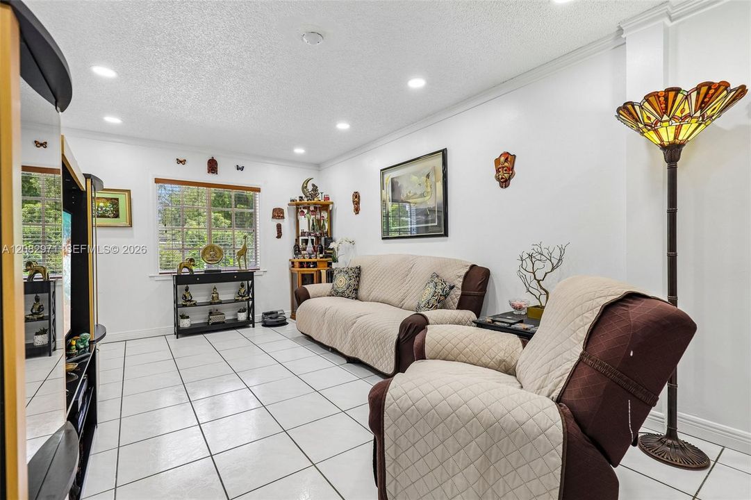 En Venta: $745,000 (3 camas, 2 baños, 1357 Pies cuadrados)