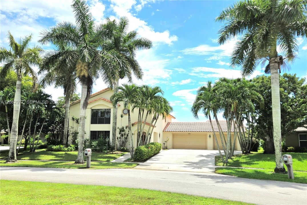 For Sale: $949,900 (5 beds, 2 baths, 3060 Square Feet)