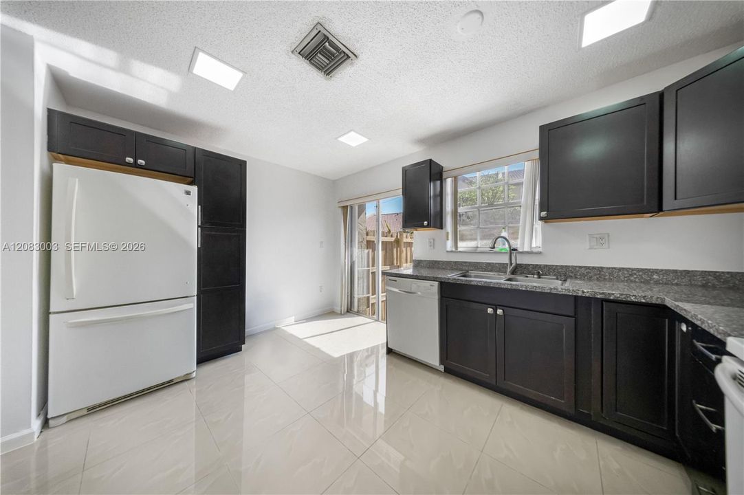 For Sale: $385,000 (2 beds, 2 baths, 1100 Square Feet)