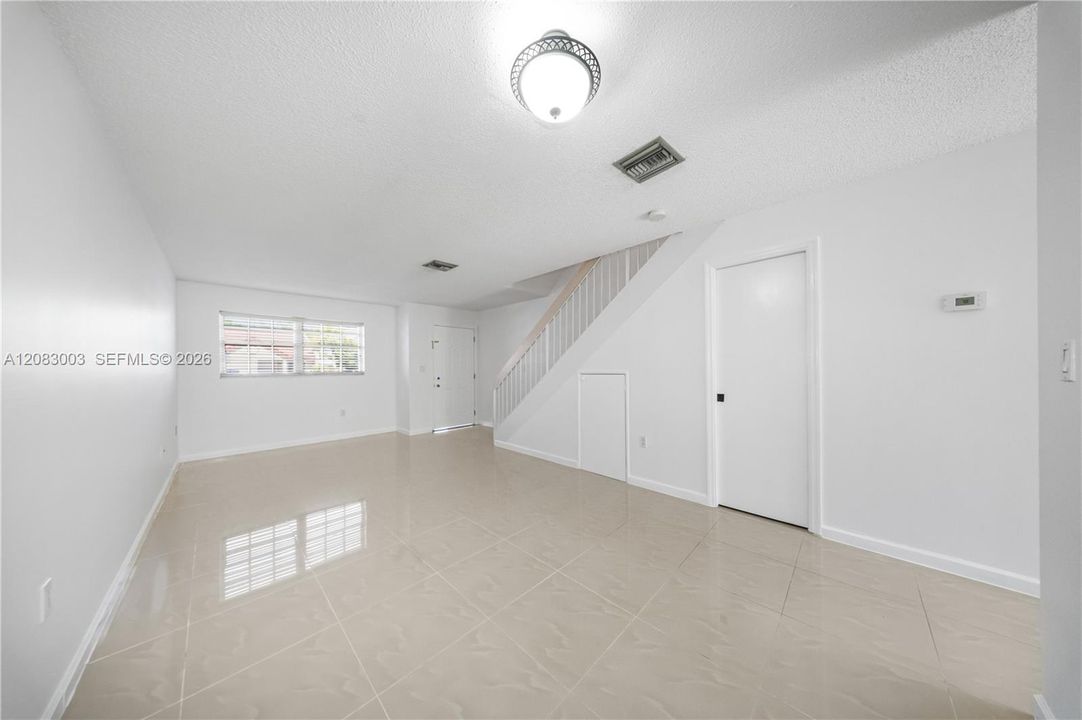 For Sale: $385,000 (2 beds, 2 baths, 1100 Square Feet)