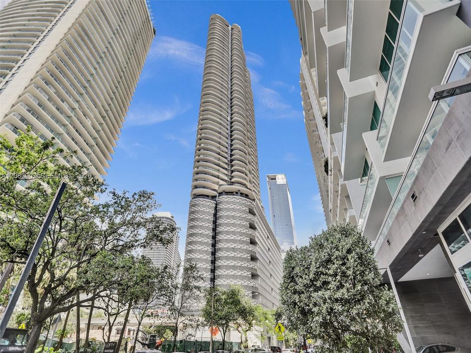 For Sale: $2,770,000 (3 beds, 3 baths, 2076 Square Feet)