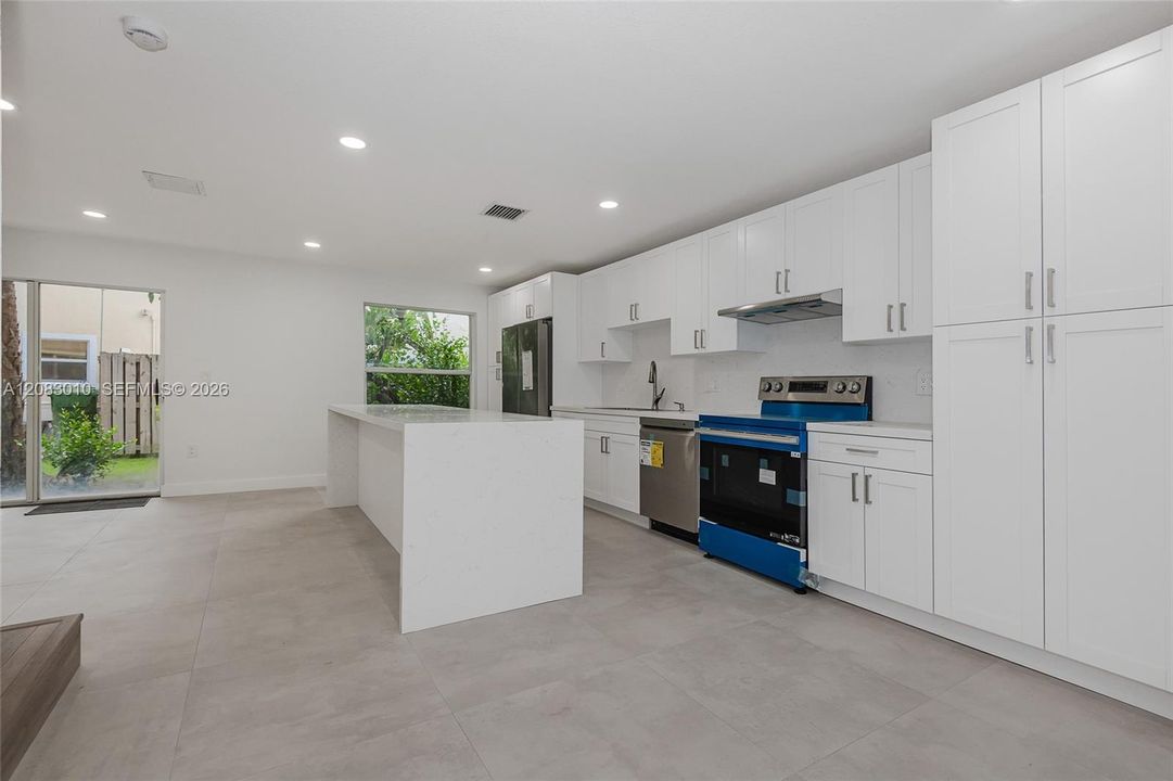 В аренду: $3,400 (3 спален, 2 ванн, 1368 Квадратных фут)