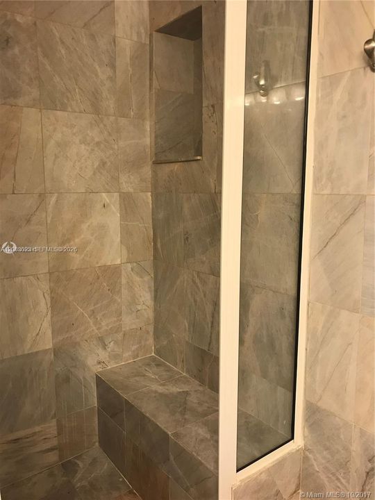 For Rent: $2,900 (2 beds, 1 baths, 907 Square Feet)