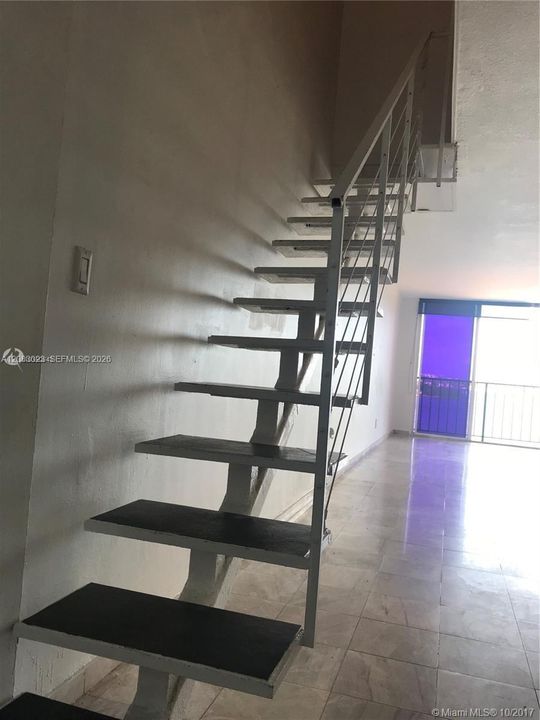 For Rent: $2,900 (2 beds, 1 baths, 907 Square Feet)