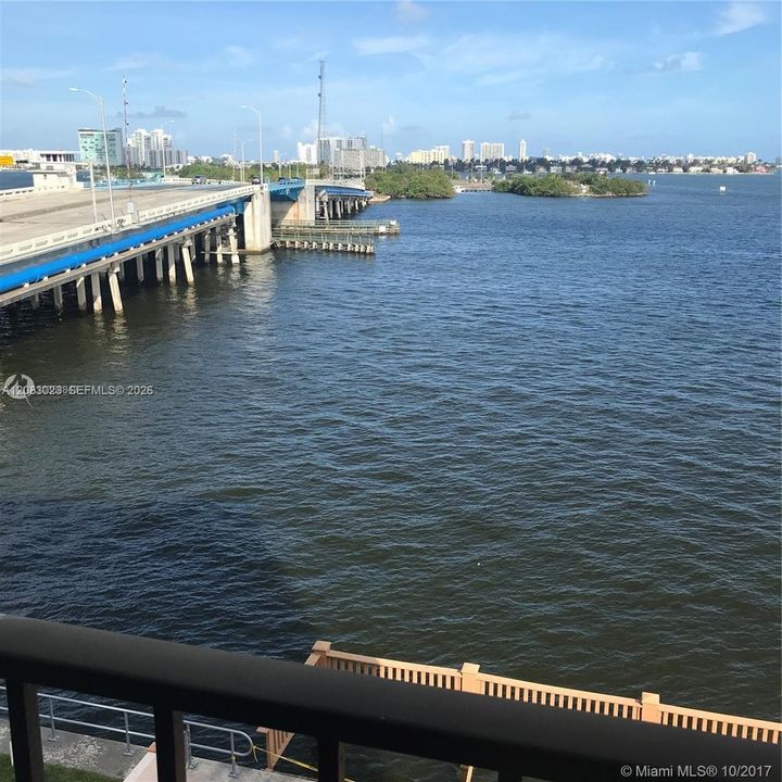 For Rent: $2,900 (2 beds, 1 baths, 907 Square Feet)
