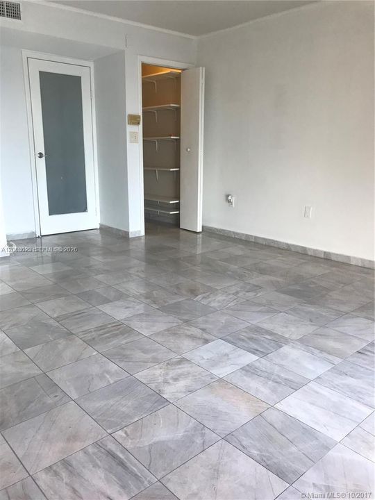 For Rent: $2,900 (2 beds, 1 baths, 907 Square Feet)