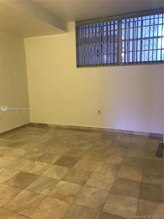 For Rent: $2,900 (2 beds, 1 baths, 907 Square Feet)