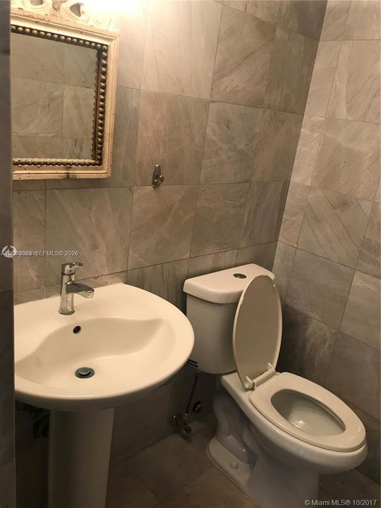 For Rent: $2,900 (2 beds, 1 baths, 907 Square Feet)