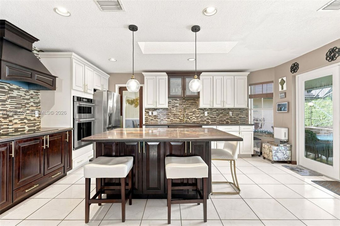 En Venta: $899,000 (4 camas, 3 baños, 2993 Pies cuadrados)