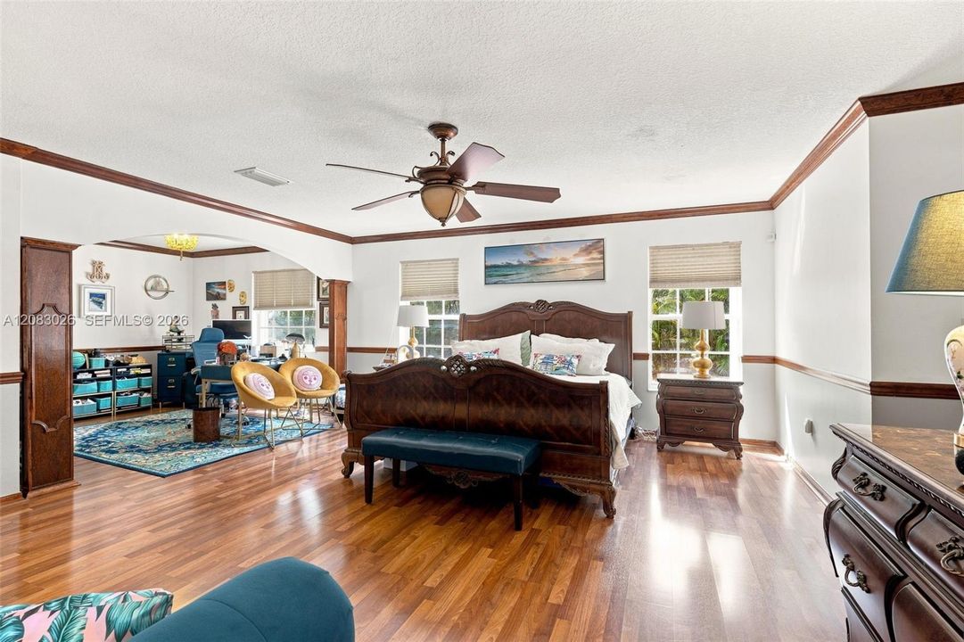 En Venta: $899,000 (4 camas, 3 baños, 2993 Pies cuadrados)