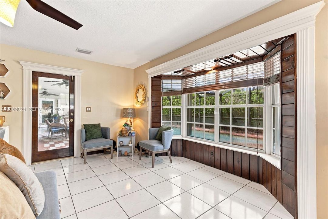 En Venta: $899,000 (4 camas, 3 baños, 2993 Pies cuadrados)