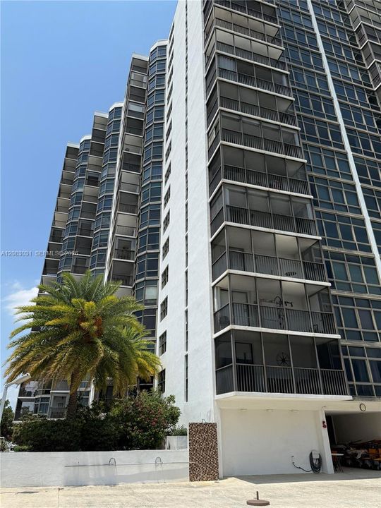 For Rent: $2,400 (2 beds, 2 baths, 1096 Square Feet)