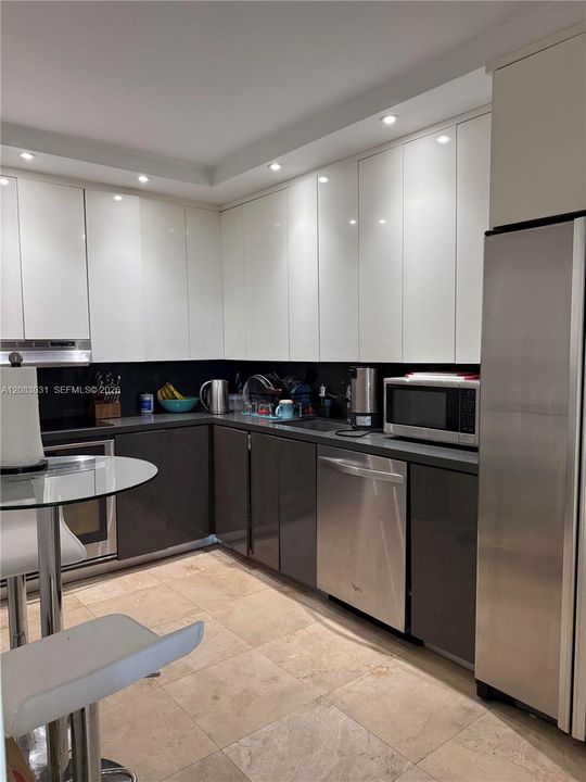For Rent: $2,400 (2 beds, 2 baths, 1096 Square Feet)