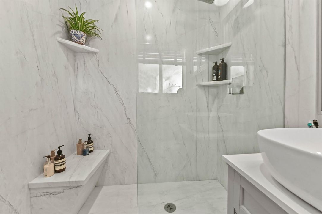 27 Bathroom 03